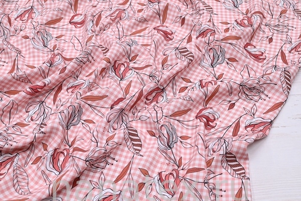 ТКАНЬ ПЛАТЕЛЬНАЯ ШТАПЕЛЬ 1597/200248 Цветы на клетке коралл